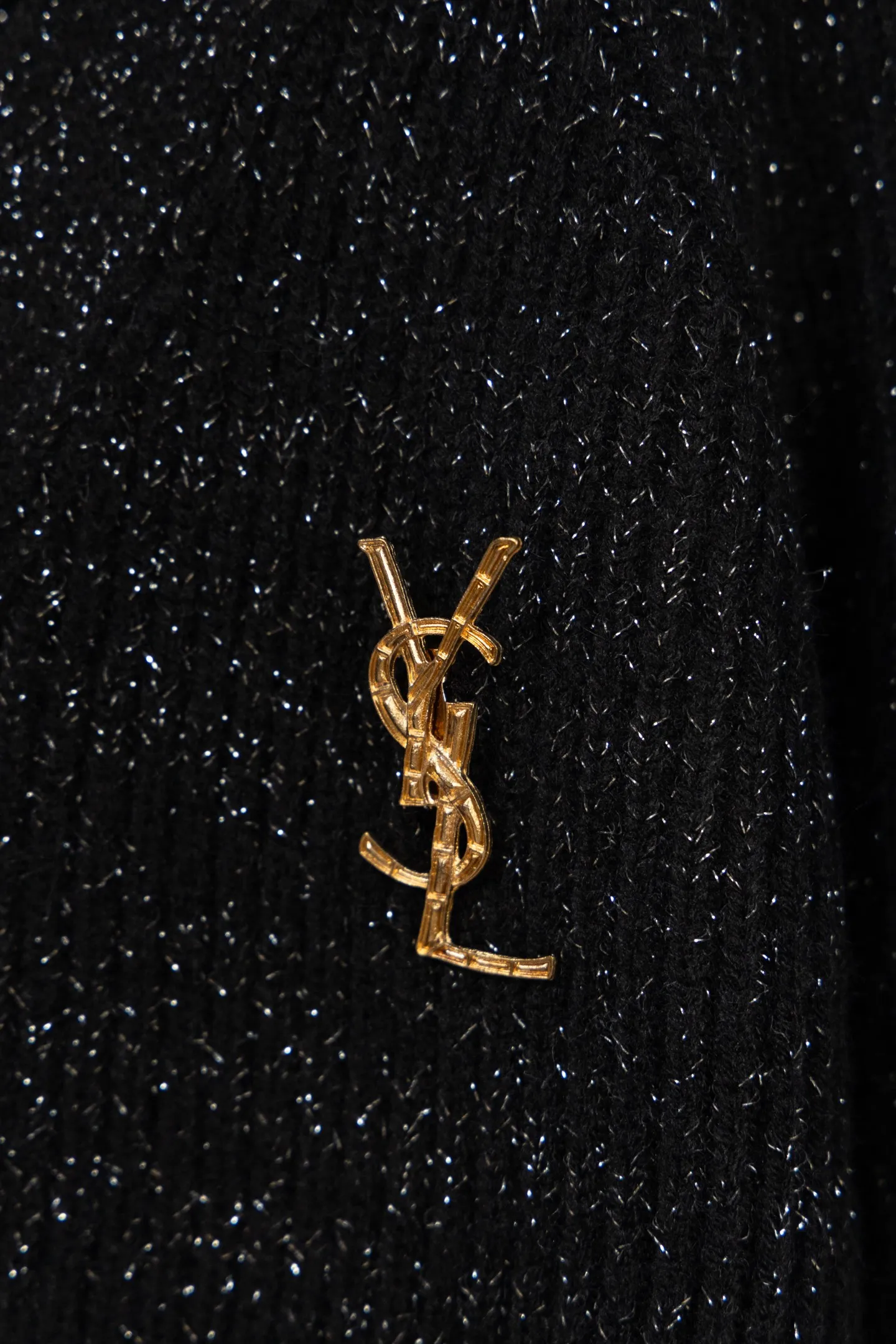 💰300 Saint Laurent is 2026 new autumn and winter black glitter V-neck knitted cardigan 1. Style: loose-fitting V-neck cardigan with single-breasted design, brand woven logo on the collar, and golden YSL classic embroidery logo on the left chest. 2. Material: The knitted fabric is mixed with glitter elements, which presents a delicate luster under the light. The black base and fine glitter effect enhance the texture and fashion. 3. Style: The overall style is simple and dark, and the glitter and metal logo add a sense of sophistication. It has both casual and light luxury attributes. It can be worn alone or layered. Size: SML Color: Black